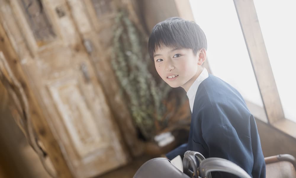 スタジオハイタッチで入学の記念を撮る男の子