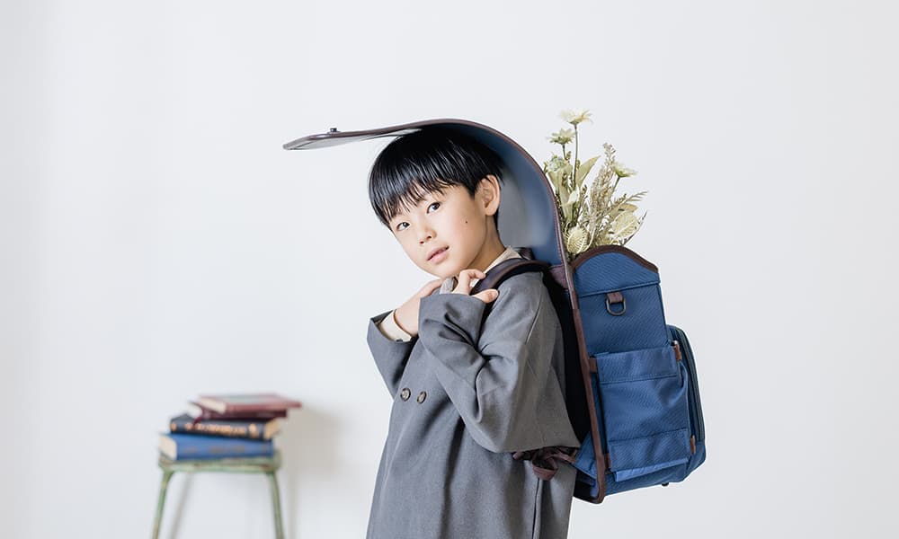 スタジオハイタッチで入学の記念を撮る男の子