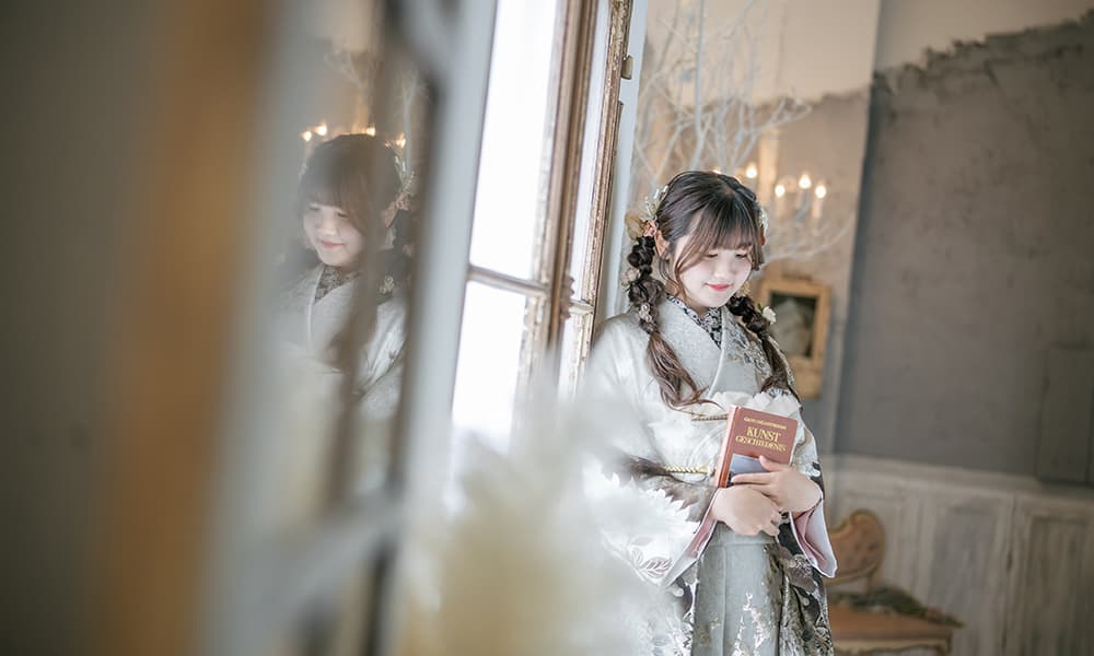 スタジオハイタッチで成人記念の写真を撮る女性