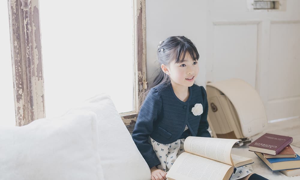 スタジオハイタッチで入学の記念を撮る女の子